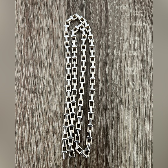 T‎ link necklace